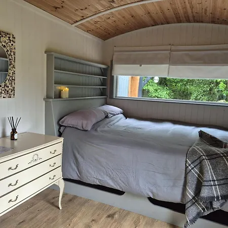 Sheperd's Hut Sleeps 2 With Hot Tub And Garden בית נופש
