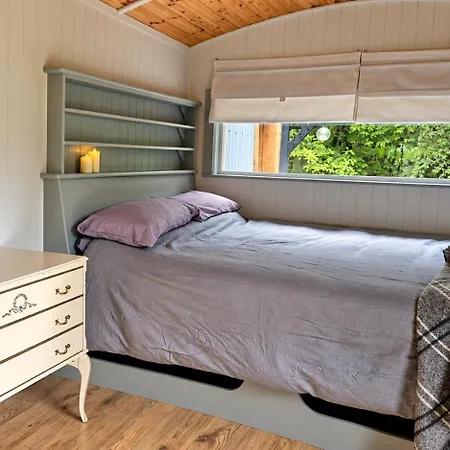Hébergement de vacances Sheperd's Hut Sleeps 2 With Hot Tub And Garden *